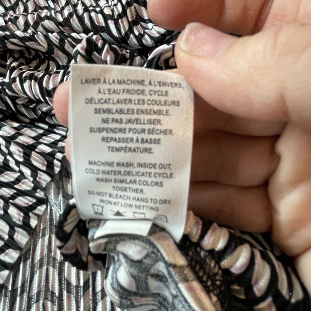 Reitmans Pleated Mock Neck Blouse Womens Black White Geometric Leaf Excellent - Picture 8 of 8